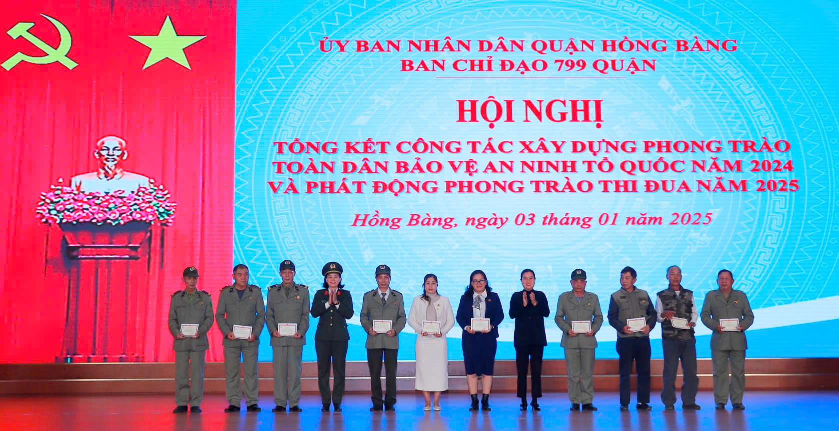 Quận Hồng Bàng: Trao tặng Kỷ niệm chương “Vì sự nghiệp bảo vệ ANTQ